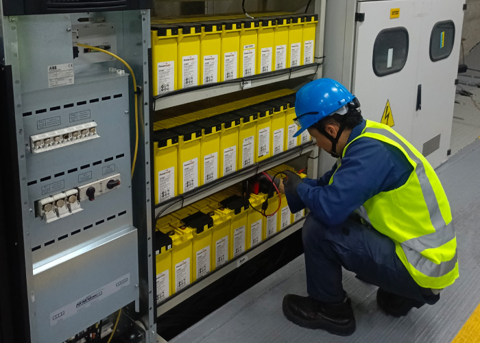 instalacion-baterias-ups-serv-min