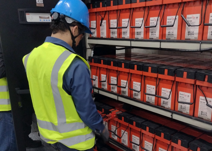 mantenimiento-bancos-de-baterías-ups-serv-min